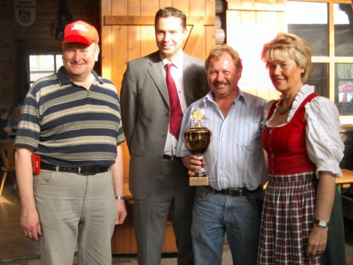 Josef Pulzer von Zangberg 1 bei der Siegerehrung mit Kreisbrandrat Karl Neulinger, MdB Stephan Mayer und stellv. Landrätin Eva Köhr