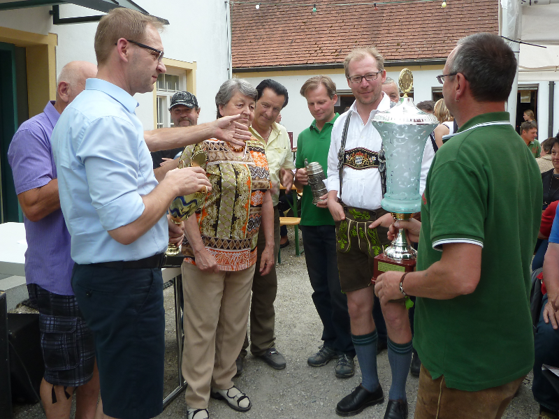 Jakob Kern bei der Rückgabe des Wanderpokals