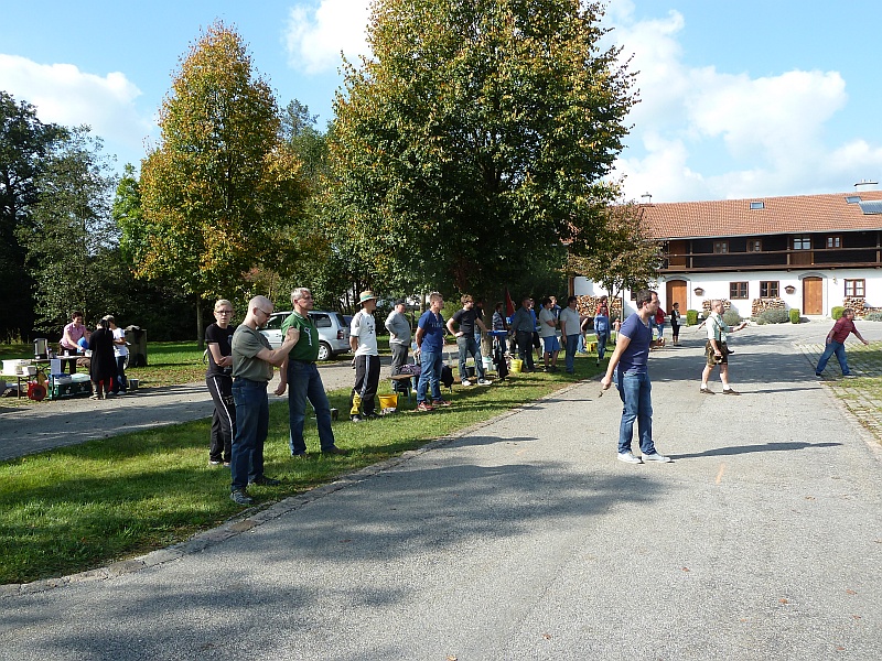 Das Teilnehmerfeld am Dorfplatz