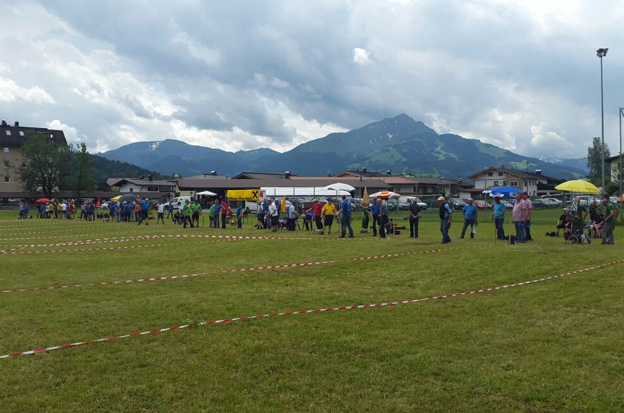 Das Teilnehmerfeld vor dem Kitzbühler Horn