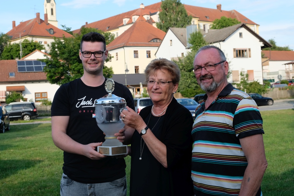 Buergermeisterin Wagner ueberreicht den von ihr gespendeten Pokal gemeinsam mit Hufeisenleiter Jakob Kern